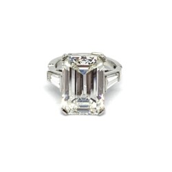 Elegant emerald cut diamond ring with side baguette stones, showcasing a classic and sophisticated design perfect for special occasions. Crafted in high-quality platinum, this ring combines timeless beauty with exceptional craftsmanship. Rings